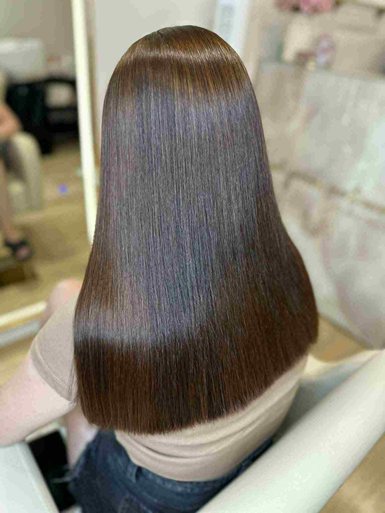 Włosy po zabiegu keratynowym - idealnie proste, lśniące włosy po prostowaniu keratynowym