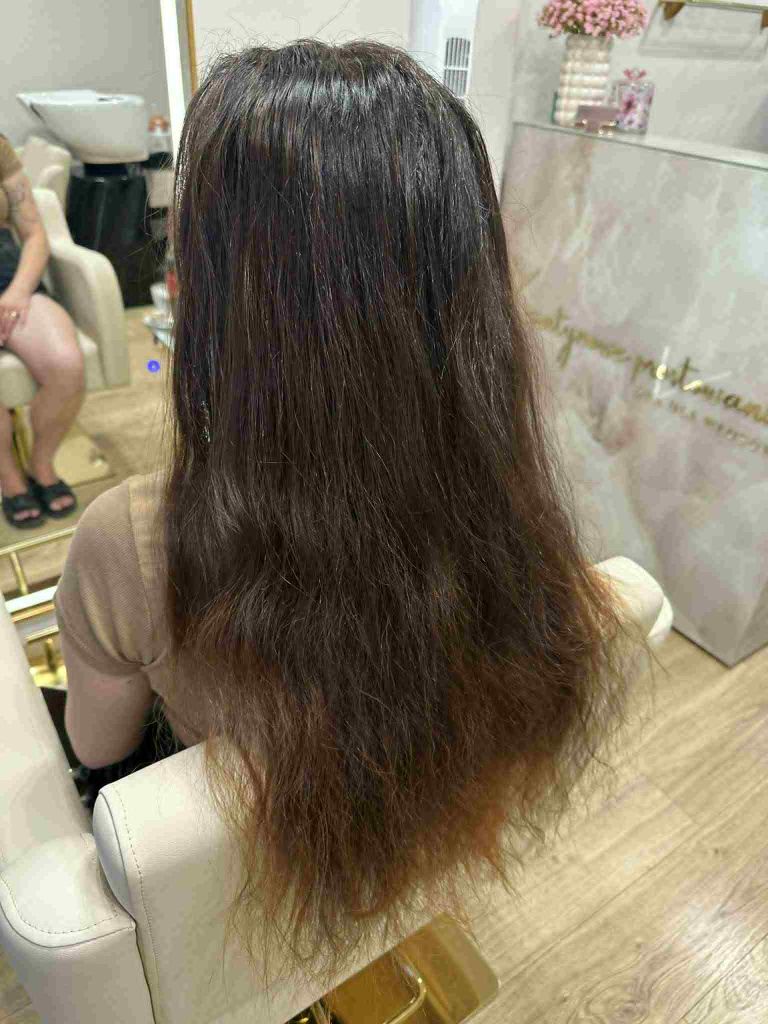 Włosy przed zabiegiem keratynowym - puszące się, niezdyscyplinowane włosy wymagające prostowania